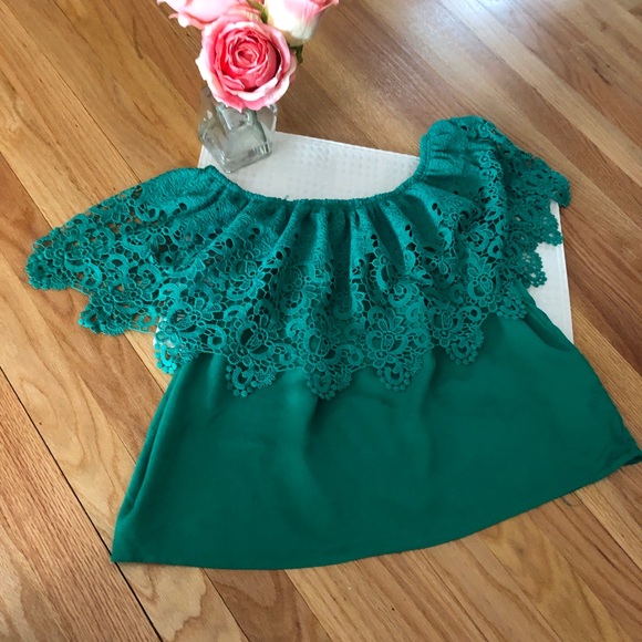 Tops - Off the shoulder Kelley green ruffle top, Size M